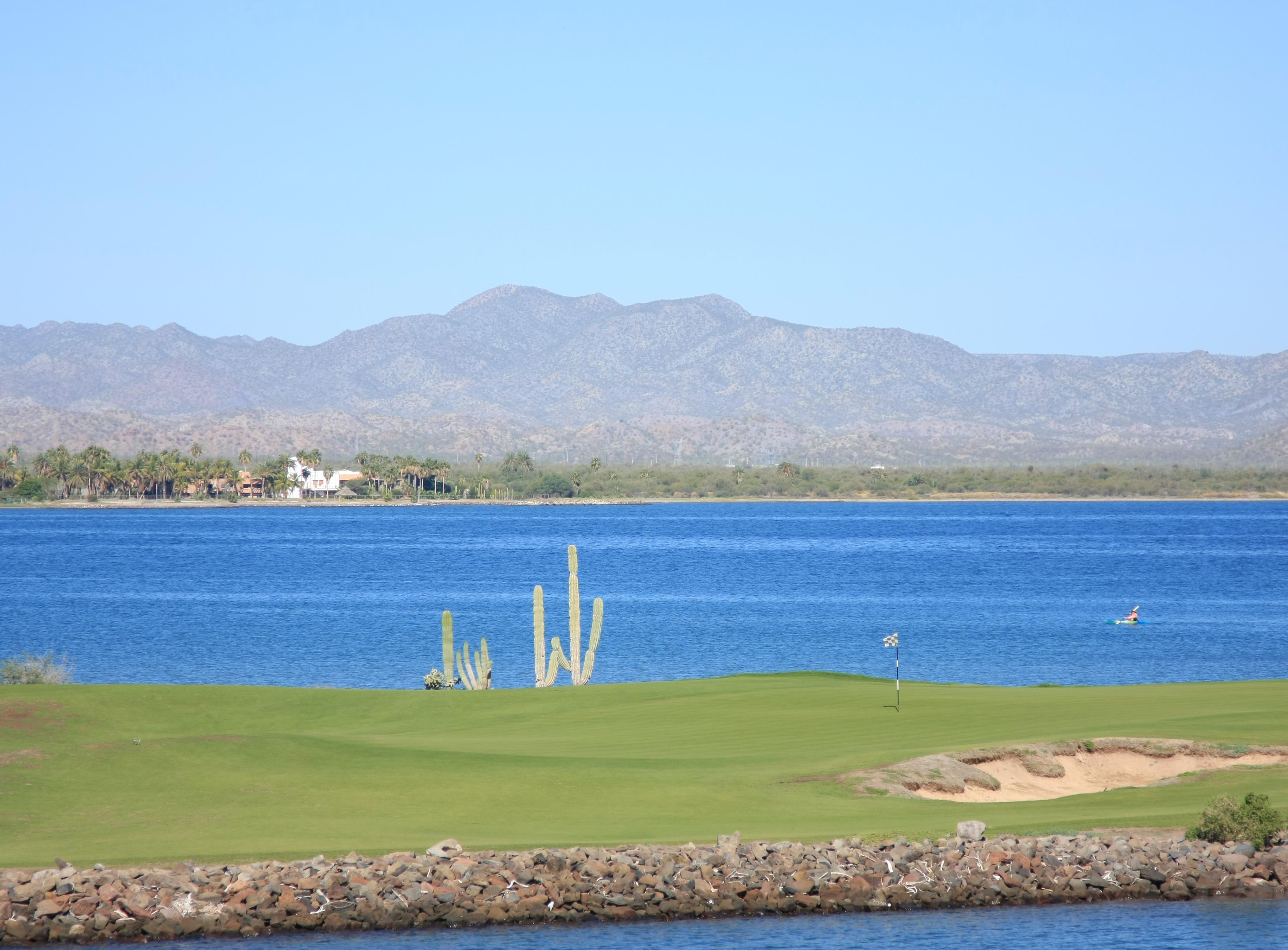 Loreto Bay Golf Resort & Spa At Baja Kültér fotó View of the 18th hole at Mountain Shadows