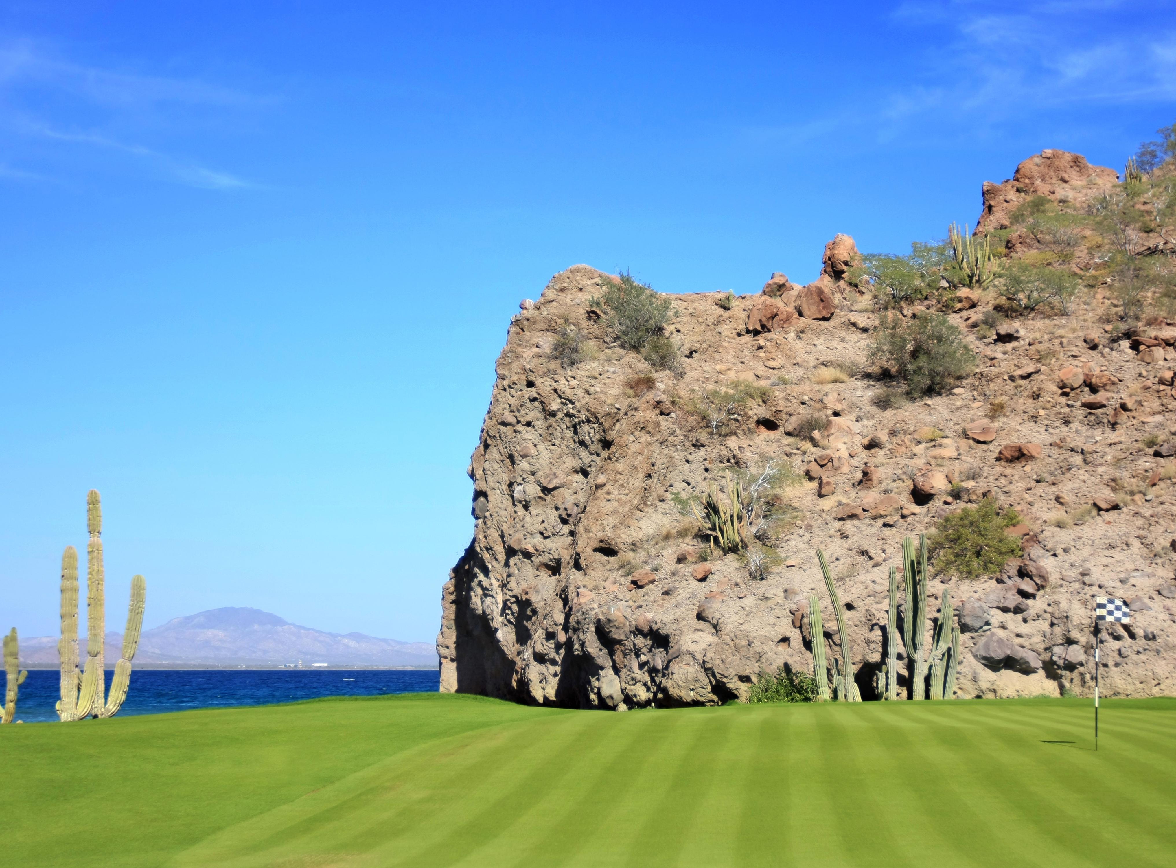 Loreto Bay Golf Resort & Spa At Baja Kültér fotó The 18th hole at Mountain Shadows